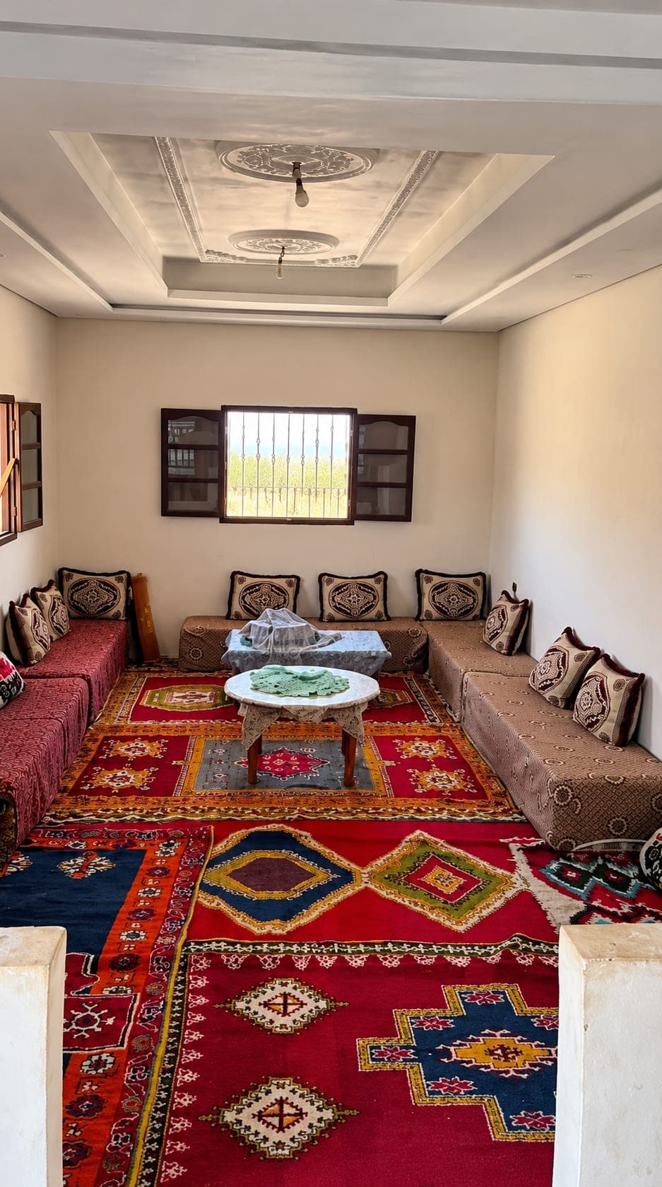 Salon de la maison, tapis colorés et banquettes